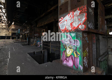 Chiuso atrio interno con sacco della spazzatura e graffiti in Germania Foto Stock