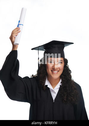 Sorridente studente ispanica ragazza con diploma in canto isolato su sfondo bianco Foto Stock