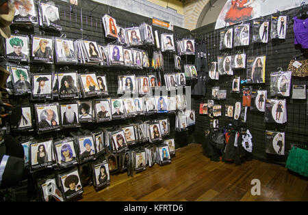 Parrucche per la vendita in spirito, Halloween pop up shop sulla ottava strada nel Greenwich Village a Manhattan, New York City. Foto Stock