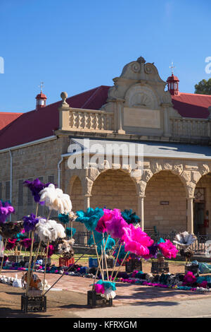 Le donne la vendita di piume di struzzo al di fuori c p nel museo, Oudtshoorn, Western Cape, Sud Africa Foto Stock