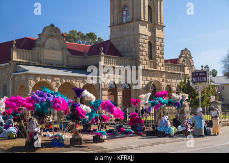 Le donne la vendita di piume di struzzo al di fuori c p nel museo, Oudtshoorn, Western Cape, Sud Africa Foto Stock