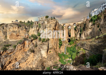 Bellissima vista del Puente Nuevo (ponte nuovo) sulla Tajo gorge al tramonto in ronda. Andalusia, Spagna Foto Stock