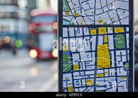 London oxford street tourist street mappa mostrando il bus rosso in background Foto Stock