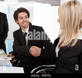 Imprenditori di successo si stringono la mano in riunione Foto Stock