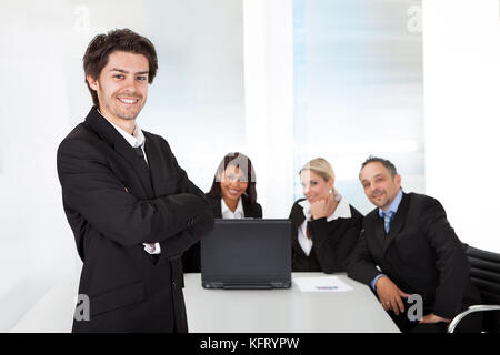 Ritratto business di successo di uomo e il suo team Foto Stock