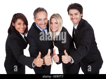 Happy business team festeggia un successo con il pollice in alto su sfondo bianco Foto Stock