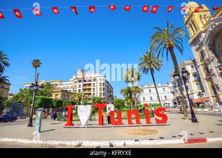 Scena di strada nel centro cittadino su bourguiba avenue vicino a Cattedrale di san Vincenzo de' Paoli di Tunisi, Tunisia, Nord Africa Foto Stock