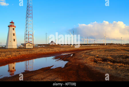 Faro con generatore a vento in capo nord, Prince Edward Island, Canada Foto Stock