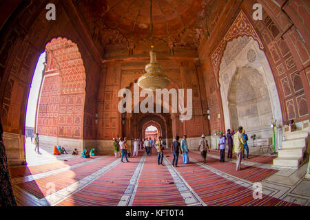 Delhi, India - 27 settembre 2017: unidentified gente camminare all'interno del tempio di Jama Masjid moschea di Delhi, India, effetto fish-eye Foto Stock