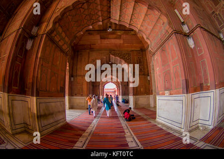 Delhi, India - 27 settembre 2017: unidentified gente camminare all'interno del tempio di Jama Masjid moschea di Delhi, India, effetto fish-eye Foto Stock