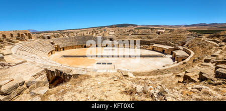 Vista panoramica della antica arena nella città romana uthina (oudhna). Tunisia Africa del nord Foto Stock