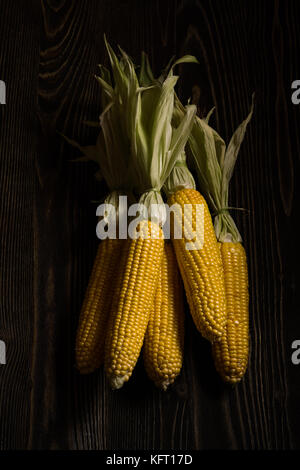 I tutoli di mais sul vecchio legno ruvido Foto Stock