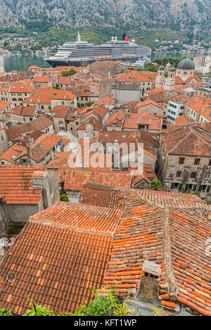 Guardando verso il basso sui tetti di Cattaro la città vecchia in Montenegro. Foto Stock