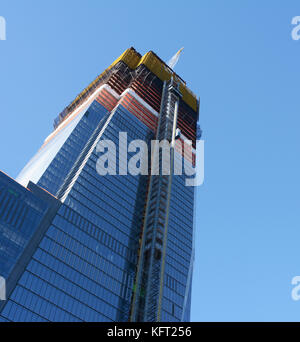 NEW YORK - 20 OTTOBRE 2017: Alto grattacielo in costruzione presso i cantieri Hudson. I piani inferiori del blocco torre sono vetrate, mentre i piani superiori di Foto Stock