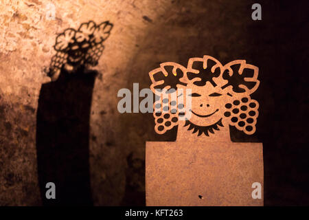 Una scultura di Bacco, dio della vendemmia e vinificazione e di vino, al Loisium Langenlois in Austria Foto Stock