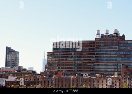 NEW YORK - 20 OTTOBRE 2017: Terminal merci Starrett-Lehigh, magazzino e edificio di uffici con torri d'acqua sul tetto a Chelsea, visto dalla H Foto Stock