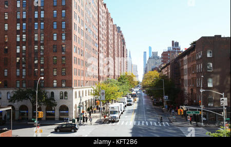 NEW YORK - 20 OTTOBRE 2017: Vista dal parco sopraelevato High Line all'incrocio tra West 23th Street e 10th Avenue. Il traffico in avvicinamento attende a Foto Stock