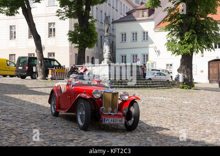 Un vintage MG TC auto sportiva, circa 1947, essendo pilotati attraverso il centro storico di Krems an der Donau nella valle di Wachau zona dell'Austria Foto Stock