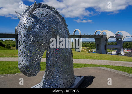 Il kelpies, cavallo-sculture di testa a Falkirk Wheel, rotante sollevatore in stirlingshire, Scotland, Regno Unito Foto Stock