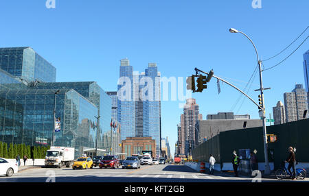 NEW YORK - 20 OTTOBRE 2017: Il traffico attende all'incrocio tra West 34th Street e 11th Avenue. Il Centro Congressi Jacob K. Javits si trova sulla Foto Stock