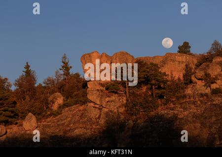 La luna llena de febrero, Conocida como luna de Nieve, pudo versetto mientras el satélite ingresaba en la zona de la penombra de la tierra, en lo que se con Foto Stock