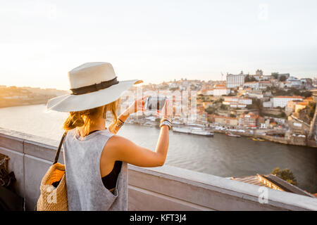 Donna che viaggia nella città di porto Foto Stock