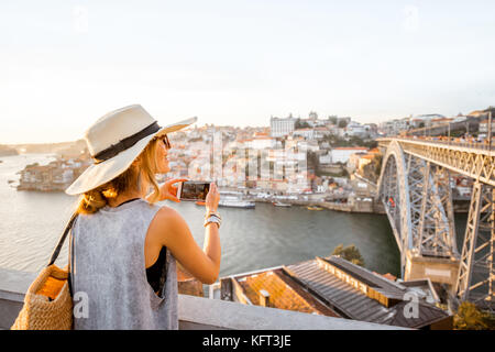 Donna che viaggia nella città di porto Foto Stock