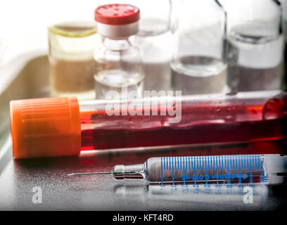 Più fiale siringa e in laboratorio, immagine concettuale Foto Stock