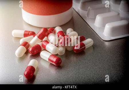 Alcuni il bianco e il rosso capsule lungo con barca chiusa, immagine concettuale Foto Stock