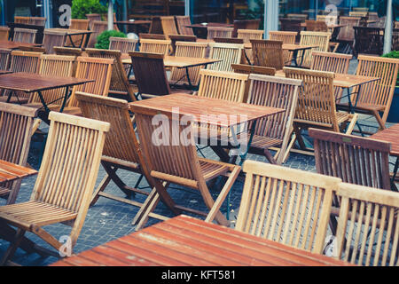 Il ristorante vuoto - sedie e tavoli all'aperto Foto Stock