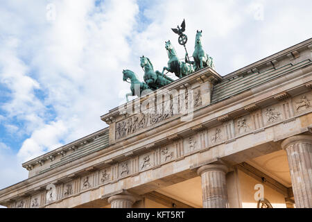 Berlino, Germania. Branderburger Tor con belle nuvole sullo sfondo Foto Stock