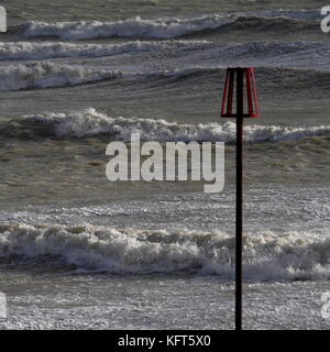 AJAXNETPHOTO. 2017. WORTHING Sussex, Inghilterra. -L'AUTUNNO GALES - mare mosso la pastella sulla costa. Foto:JONATHAN EASTLAND/AJAX REF:GX173110 380 2 Foto Stock