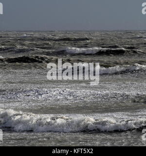 AJAXNETPHOTO. 2017. WORTHING Sussex, Inghilterra. -L'AUTUNNO GALES - mare mosso la pastella sulla costa. Foto:JONATHAN EASTLAND/AJAX REF:GX173110 381 2 Foto Stock