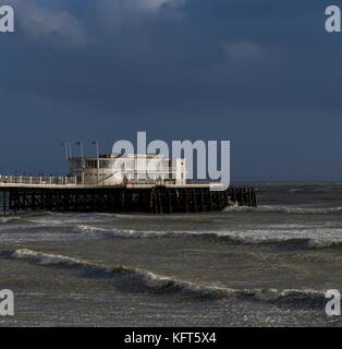 AJAXNETPHOTO. 2017. WORTHING Sussex, Inghilterra. -L'AUTUNNO GALES - mare mosso la pastella sulla costa. Foto:JONATHAN EASTLAND/AJAX REF:GX173110 388 2 Foto Stock