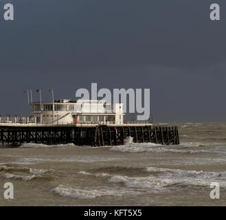 AJAXNETPHOTO. 2017. WORTHING Sussex, Inghilterra. -L'AUTUNNO GALES - mare mosso la pastella sulla costa. Foto:JONATHAN EASTLAND/AJAX REF:GX173110 395 2 Foto Stock