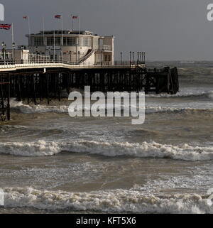 AJAXNETPHOTO. 2017. WORTHING Sussex, Inghilterra. -L'AUTUNNO GALES - mare mosso la pastella sulla costa. Foto:JONATHAN EASTLAND/AJAX REF:GX173110 398 2 Foto Stock