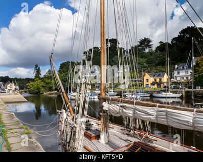 Pont-Aven con storico tradizionale barca a vela armamento e case sulle rive del fiume Aven dipartimento di Finistère Bretagna Francia Foto Stock