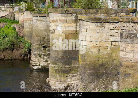 Resti del vecchio ponte a pedaggio attraverso il fiume aire tra CARLTON & snaith Foto Stock