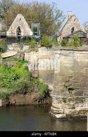 Resti del vecchio ponte a pedaggio attraverso il fiume aire tra CARLTON & snaith in East Riding of Yorkshire. Foto Stock