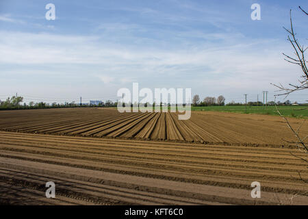 Appena campo arato con una vista di eggborough power station in background Foto Stock