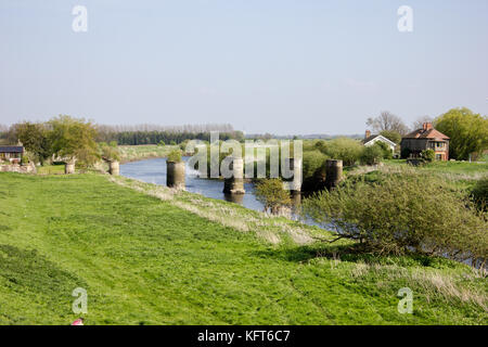 Resti del vecchio ponte a pedaggio attraverso il fiume aire tra CARLTON & snaith Foto Stock