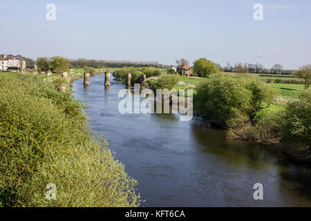 Resti del vecchio ponte a pedaggio attraverso il fiume aire tra CARLTON & snaith Foto Stock