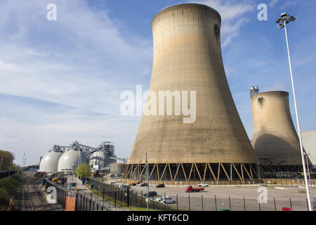 Drax Coal Fired power station & la biomassa per la produzione di energia della stazione di potenza con accesso ferroviario Foto Stock