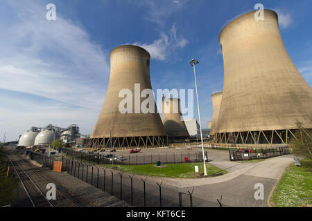 Drax Coal Fired power station & la biomassa per la produzione di energia della stazione di potenza con accesso ferroviario Foto Stock