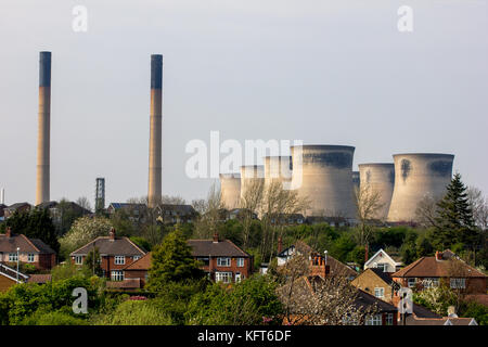 Ferrybridge power station sulla linea di cielo al di sopra di una zona residenziale della città ferrybridge Foto Stock