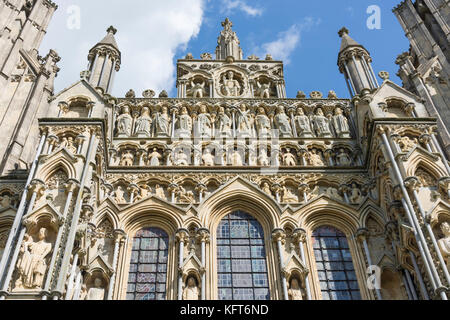 Cristo Giudice e dodici apostoli sul fronte ovest della Cattedrale di Wells, pozzi, Somerset, Inghilterra, Regno Unito Foto Stock