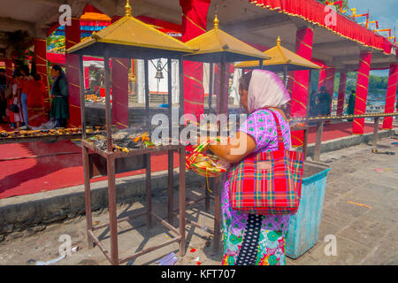 Kathmandu, Nepal - 04 settembre 2017: close up della donna non identificato in corrispondenza all'aperto azienda oblations all'interno di un cestello nei pressi del tempio di bindabasini, è di grande importanza religiosa a locale indù. Il tempio è dedicato alla dea Indù durga, chi è pokhara scelto divinità custode Foto Stock