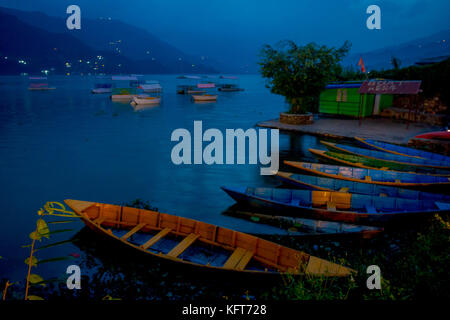 Pokhara, Nepal - 04 settembre 2017: la splendida vista delle barche sul lago di Pokhara in Nepal Foto Stock