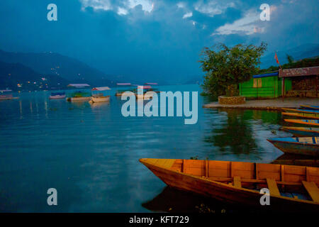 Pokhara, Nepal - 04 settembre 2017: la splendida vista delle barche sul lago di Pokhara in Nepal Foto Stock