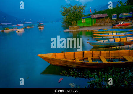 Pokhara, Nepal - 04 settembre 2017: la splendida vista delle barche sul lago di Pokhara in Nepal Foto Stock